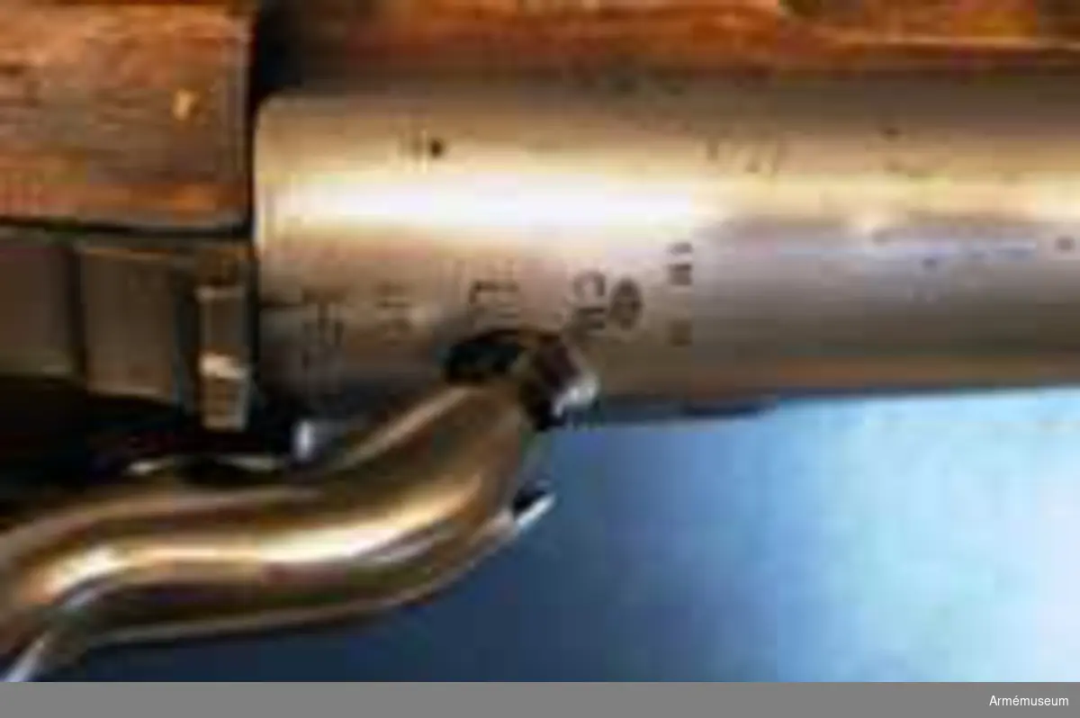 Grupp E II b.
Reparationsmodell.
Vapnet är ursprungligen ett i Huskvarna år 1825 tillverkat flintlåsgevär m/1815, se AM 1932:4209, vilket senare försetts med sikte enligt 1838 års förordning och 1861 ändrats till slaglås enligt den 1849 fastställda förändringsmodellen (se AM 1932:4404). Nominalkaliber 18,55 mm. Verklig kaliber 18,3 mm. 

Pipan är blank. Baktill på pipans översida står H,IM, dubbelt C, krönt CB,CM och AL. På H platten framför det tärnade fänghålet är inslaget HMO och på den V platten 530 samt S. På undersidan P, 2, M, 71, stämpel med tre bokstäver av vilka den första är otydlig, men de bägge andra äro EW, dessutom årtalen 1825 och 1861. Låset överensstämmer helt med det å AM 1932:4404.

På bleckets utsida finnes H och 530, på insidan HMO, en otydlig stämpel 1861. Stocken är av brunbetsad björk och av 1815 års modell. Bakom varbygelns bakspets finnes ett tre bokstäver bestående stockmakaremärke. På stockens H sida är inslaget 530, 71, 1825 och 1861.

Beslagen äro av 1815 års modell. På sidbleckets och näsbandets insida finnes en stämpel med ett E, men på nedre bandets en med IV. På bakplåtens spets står 206.

Laddstocken är av 1815 års modell samt omärkt.