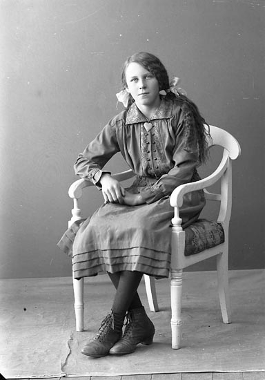 Enligt fotografens journal nr 2 1909-1915: "Andersson, Jenny, Båtslycke, Spekeröd".