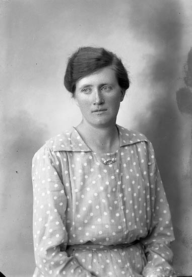 Enligt fotografens journal nr 4 1918-1922: "Johansson, Jenny Sanden Ödsmål".