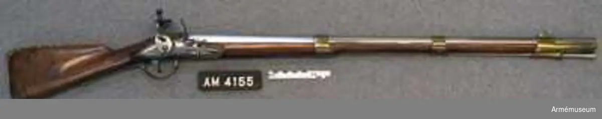 Karbin med flintlås av 1787 års reparationsmodell.
Låsblecket har två stämplar; en nedanför fängpannan och en bakom hanen.