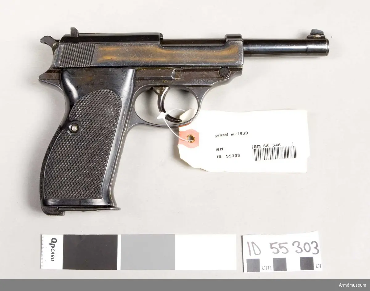 Grupp E III.
Automatisk pistol av system Walther. Walthers patent C. 9 mm. Mod. H. P. (Heeres Pistol). Den tidigare tillverkningen av P. 38. Lås med dubbelrörelse och yttre hane. Största skottvidd 1 500 m. Samhörande låda med 2 magasin och tillbehör till pistol m/1939.