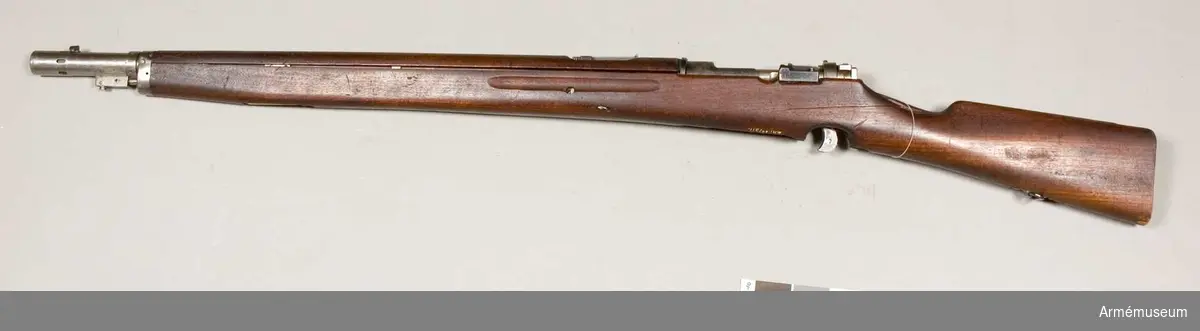 Grupp E IV b

Försök, förändring av gevär m/1896 till kulsprutegevär.

Helt omstockat och försett med magasin för kulsprutegevär. Stort och bylsigt magasin.