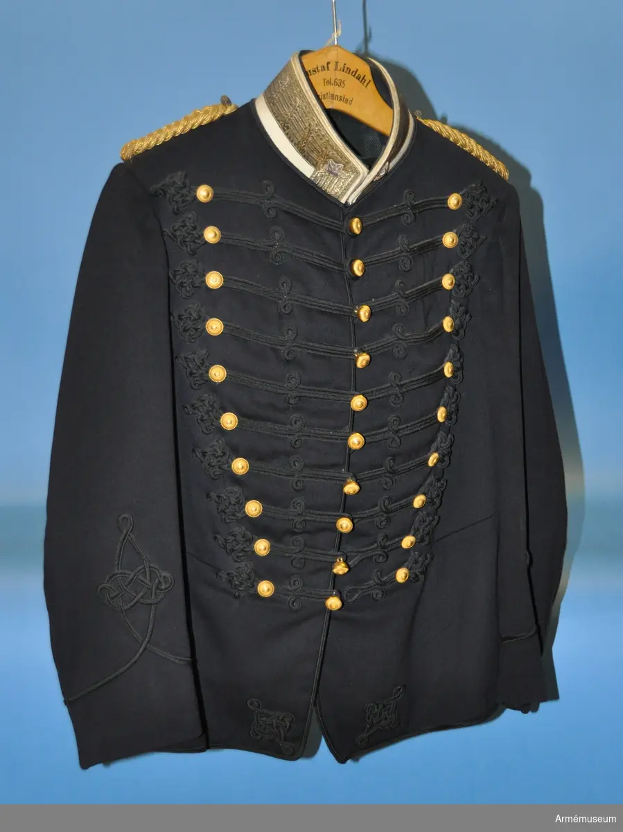 Grupp C I.
Attila av mörkblått kläde med vit krage med generalmajors gradbeteckning.