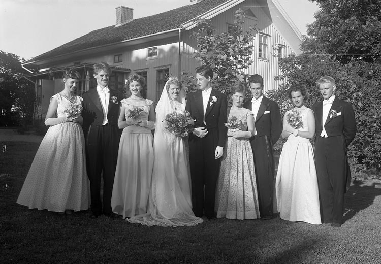 Enligt fotografens journal nr 8 1951-1957: "Johnson, Brudp. Prästgården med tärnor Spekeröd".