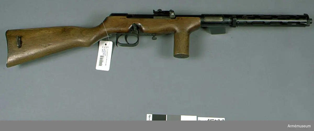 Grupp E IV.
Kulsprutepistol m/1941-44, Spanien. Typ Bergman-Bayard. Kaliber  9 mm. Tillverkningsnummer F 4360.