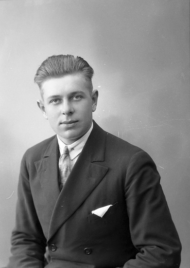 Enligt fotografens journal nr 6 1930-1943: "Jansson, Holger Höviksnäs".