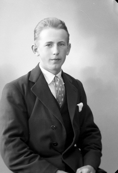 Enligt fotografens journal nr 6 1930-1943: "Andersson, Einar Låka, Höviksnäs".