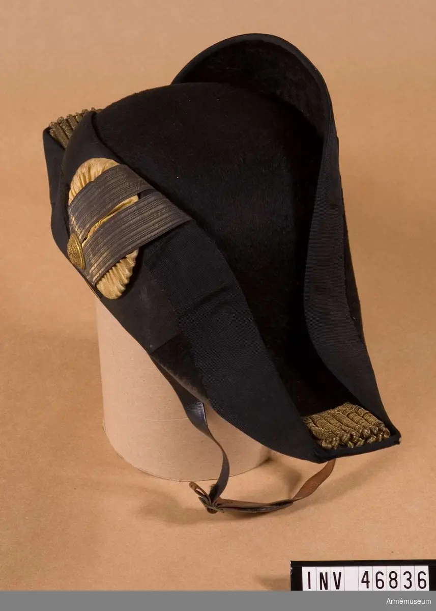 Grupp C I.
Trekantig hatt för marinofficer. Modell lika med arméns m/1854-59.