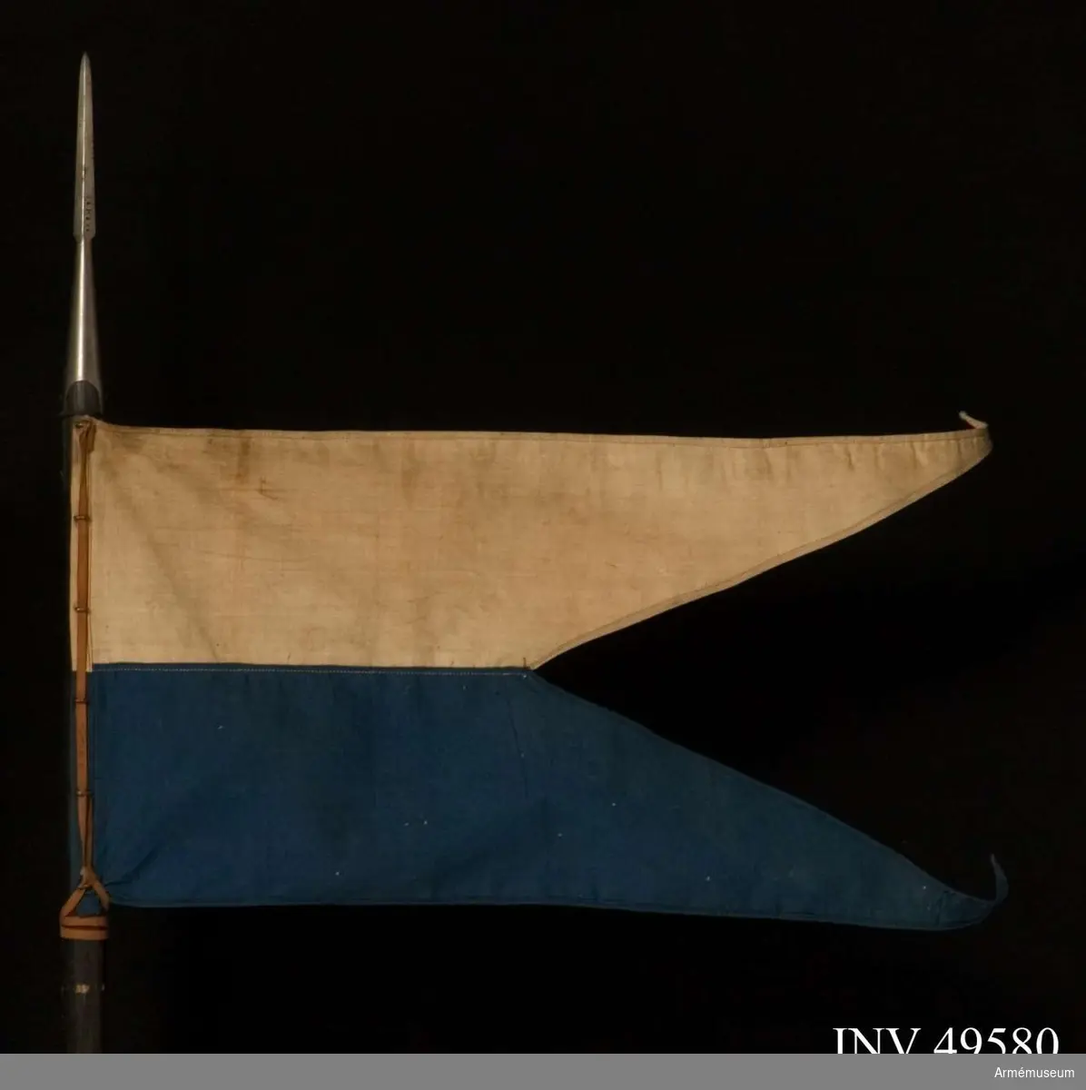 Grupp D I.
Flaggan är av den för de bayerska ulanregementena föreskrivna modellen. Den är tvåtungad, upptill vit och nedtill blå.