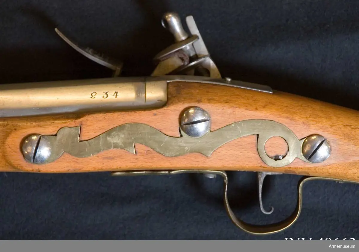 Grupp E XIV.
Loppets relativa längd är 19 kal.Afrikanskt gevär med flintlås i form av trompon eller ströbössa. Barker.På pipan och kolven står nummer 234. 