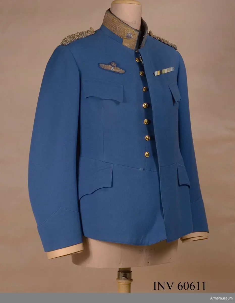 Grupp C I.

Ur uniform för generalmajor vid Flygvapnet, bestående av  kollett, emblem, ridbyxor, mössa.