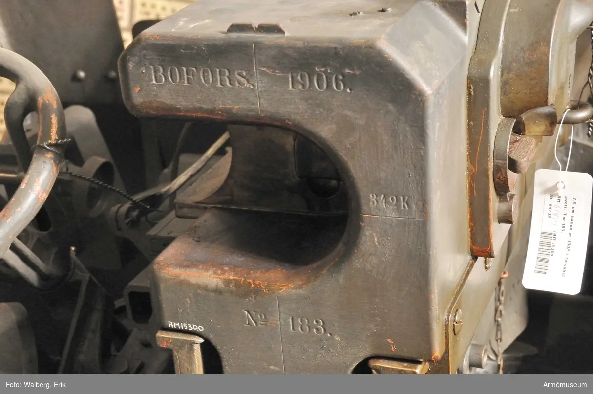 Grupp F I. 
Eldrör till 7 cm kanon m/1902-33. Låsningen är spräckt. Mekanismen är m/1902 med förändrat handtag.