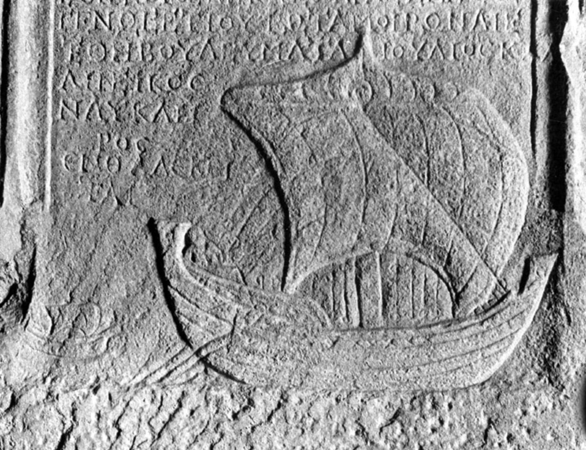 Fotograferat av: Thomas Thiemé Bohuslän Göteborg Slottskogs g. 79

Skrivet på baksidan: Arkeologiska museet i Istanbul
By2. grav relief c:a 400-600 e.kr.
