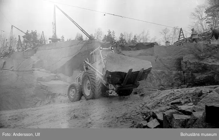 Bohusläns samhälls- och näringsliv. 2. STENINDUSTRIN.
Film: 7

Text som medföljde bilden: "Transport av råblock. April -77."