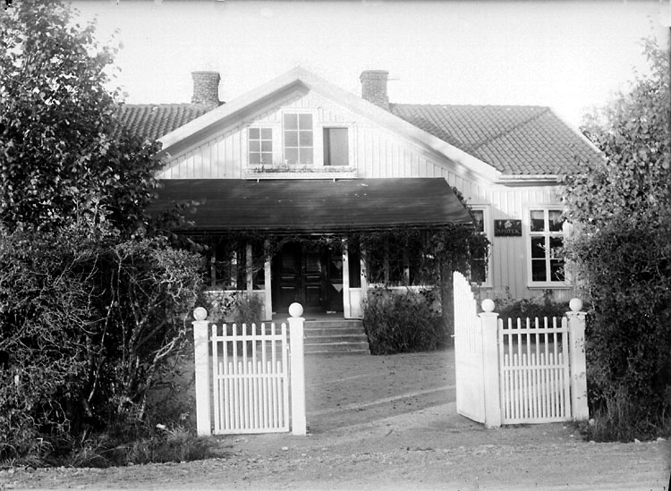 Enligt senare noteringar: "Apoteket i Håbygård startades redan 1859. 
I huset på bilden fanns det till 1930, då ny fastighet stod färdig på andra sidan vägen. 
1961 flyttades apoteket till Munkedal.
I huset på bilden var under många år Konsumaffär. Numera konfektionsaffär under namnet NOFA." (BJ)