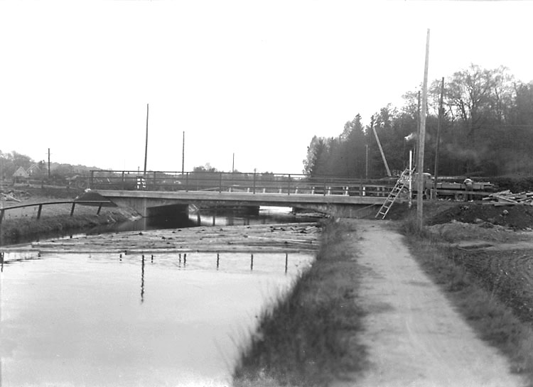Enligt noteringar: "Pumpbron vid Munkedals herrgård." (BJ)