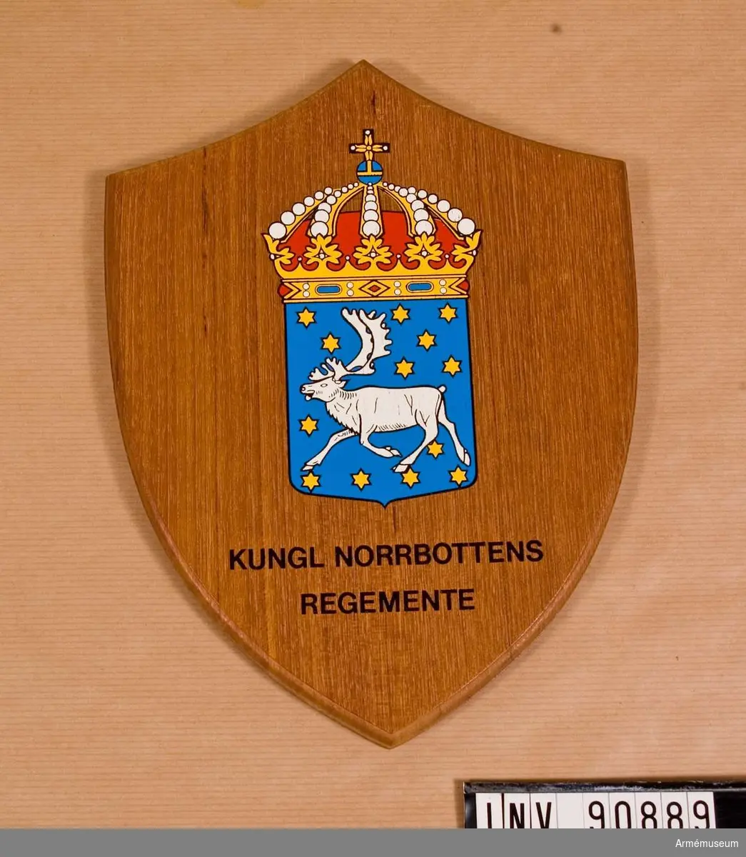 Norrbottens regementes (I19) vapen fästat på träsköld.