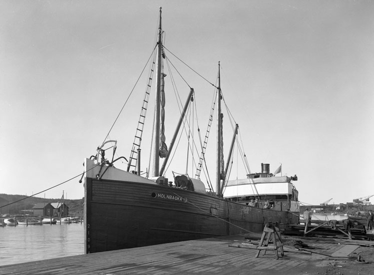 Uppgift enligt fotografen: "Uddevalla. S/S Mölnbacka. U-a hamn."