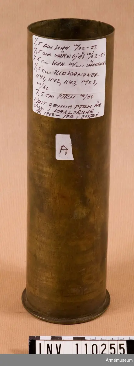 Påskrift på etiketter:
"7,5 cm kan m/02-33
7,5 cm värnpjäs m/02-51
7,5 cm kan m/41 värntorn
7,5 cm tubkanoner 1141, 1142, 1143 m/53, m/60
7,5 cm ptrh m/00
Just denna ptrh är tillverkad i Karlsruhe 1900, jmfr i botten".
