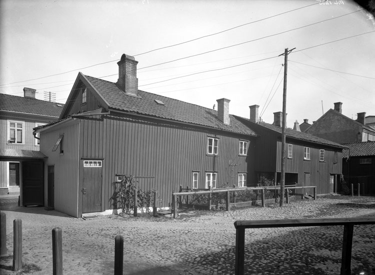Uppgift enligt fotografen: "Uddevalla. Stiernstams gård, Kilbäcksgatan."