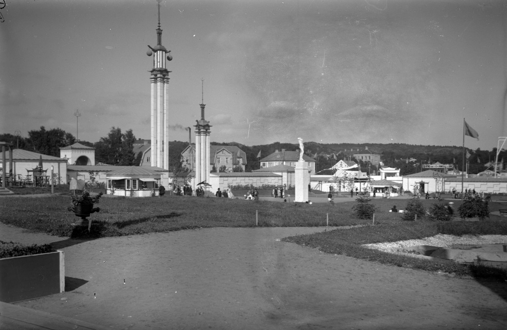 Text till bilden: "Utställningen i Uddevalla 1928".