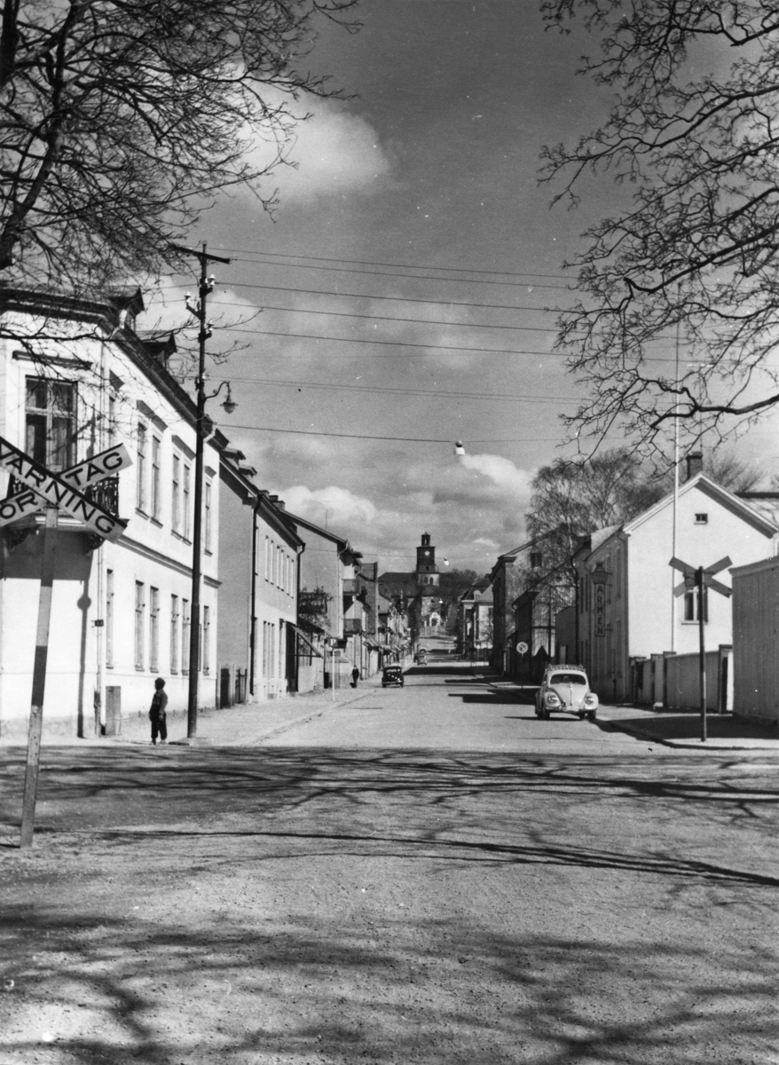 Enköping, Kyrkogatan från strömporterren (kvarteret Folkskolan) mot nordost, april 1956