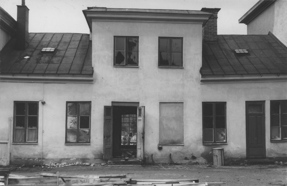 Enköping, kvarteret Borgmästaren nr 4, gårdsfasaden av lilla huset å gräns mot tomt nr 8. Oktober 1957