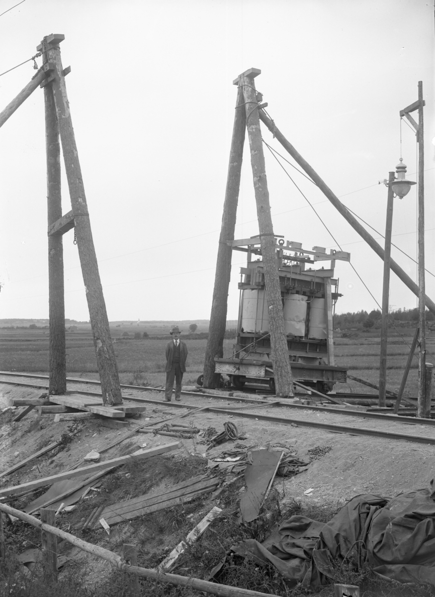 Omlastning av transformator till Enköpings kraftstation, 29 augusti 1915. Troligen hamnspåret, ungefär i höjd med nuvarande Torggatan, Enköping.