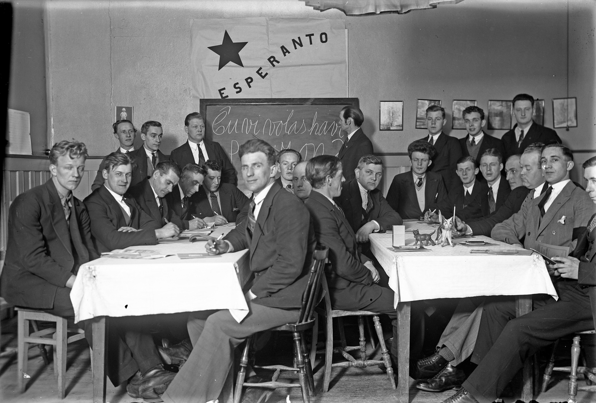 En grupp män på en esperantokurs i Jönköping.