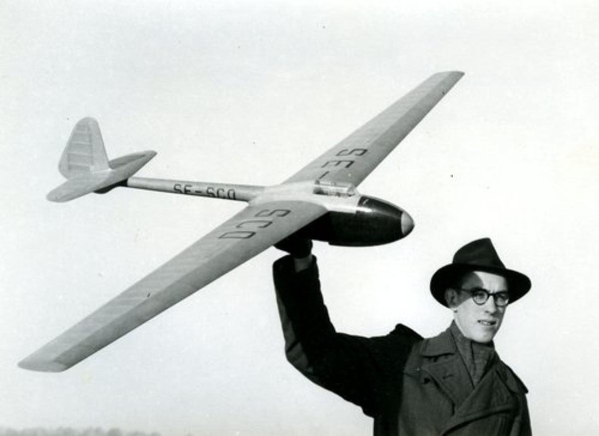 Sven Rågwall (byggkontrollant i Halmstad),
 med Skalmodell av Fil: byggd och konstruerad på AB Flygindustri vid gamla civila flygfältet 1944-45.