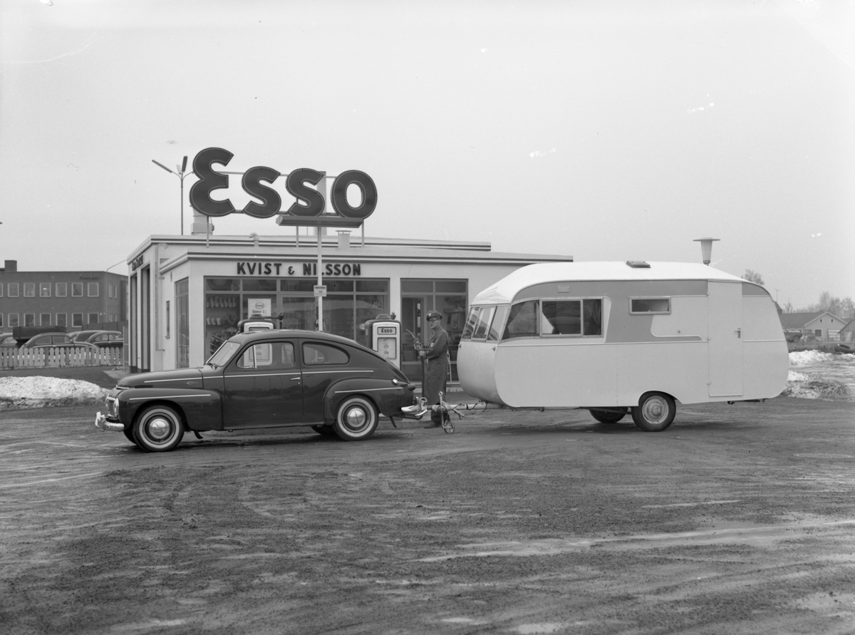 Reklambild för Esso bensinstation, Kvist & Nilsson, i Jönköping 25 januari 1960. Den låg med perfekt läge mellan Atteviks och Nyströms bilaffärer. Atteviks drev stationen från mitten av 1960-talet till 1982. Tomas Danielsson, som arbetet på macken sedan 1967, tog då över tillsammans med sin bror Mats.