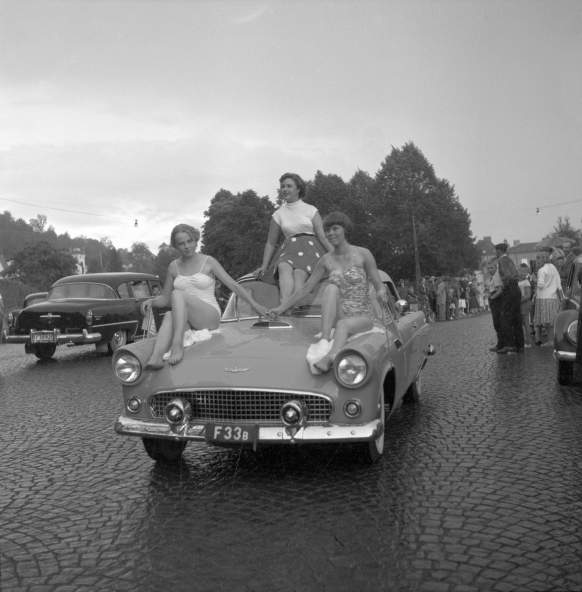 Stampaplan i Huskvarna, 1950-talet. Tre vackra flickor pryder denna Ford Thunderbird vid en bilkortege genom Huskvarna, troligen i samband med Stora Träffen.