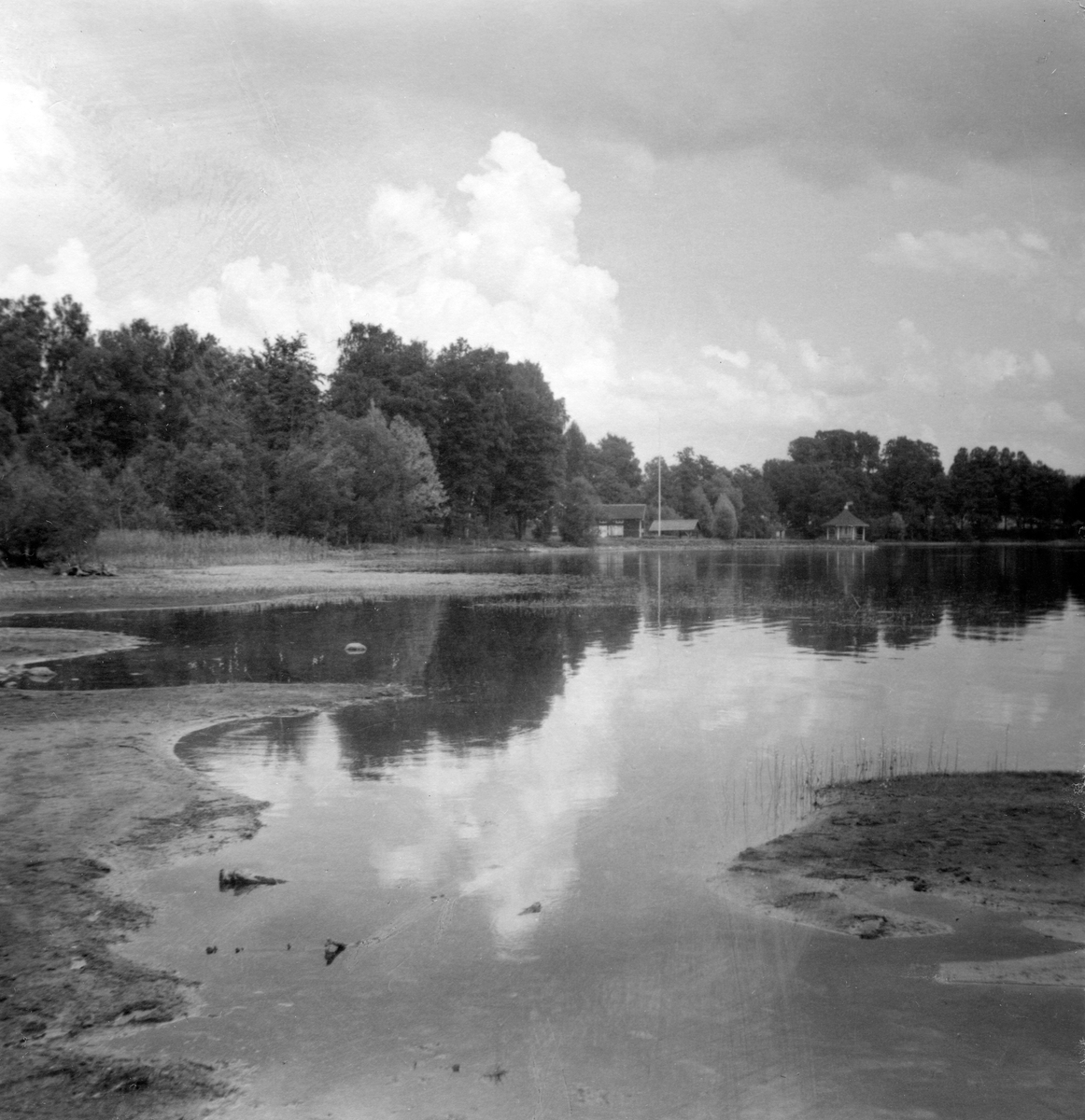 Badplatsen vid Tenhultasjön med Tenhults herrgård i bakgrunden