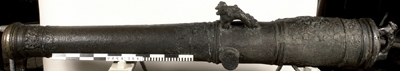 Kanonrör.
Gjutet riksvapen med initialerna G.A.R.S och årtalet 1626. Band med Vasakärvar och akantusblad.