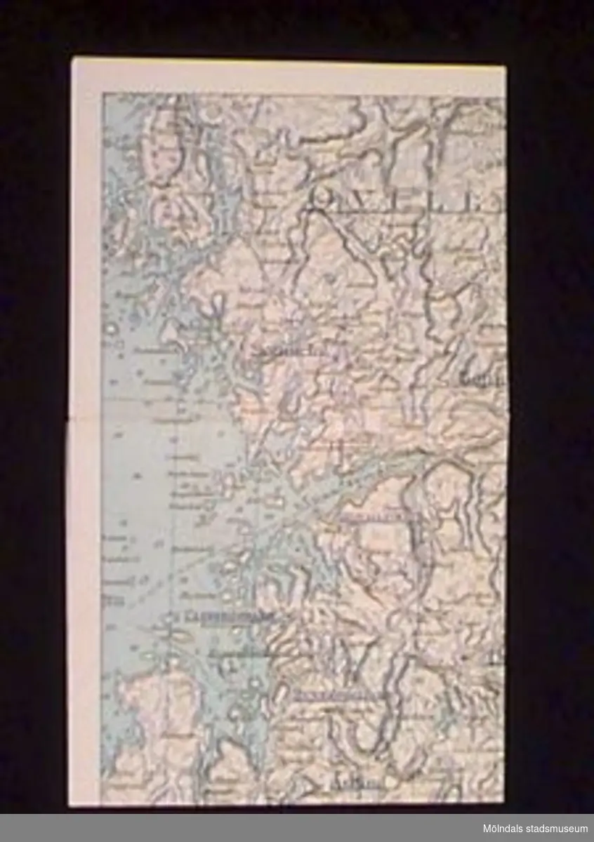 Karta över del av Bohuslän. Många av ortsnamnen är understrukna med kulspetspenna. Kartan låg i atlas 22305.
Förvaras i mappfodral tillsammans med 02785:1-15 och 02789.