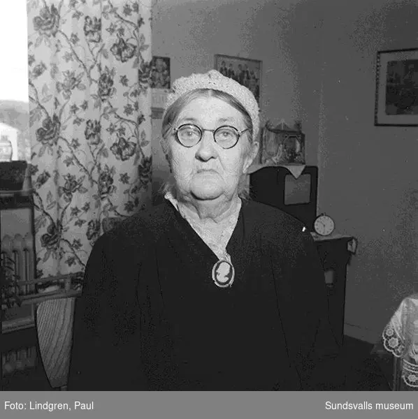 Porträtt av fru Ingeborg Svensson 85år.