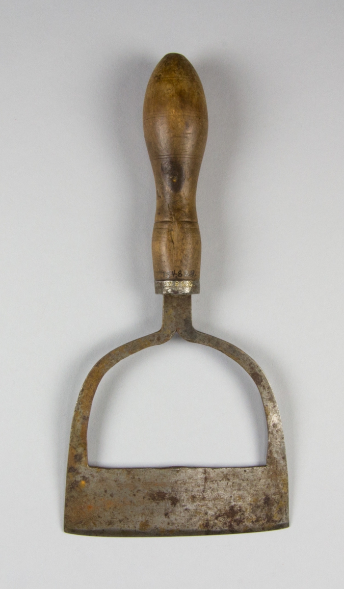 Hackkniv av stål och trä. Svarvat handtag av trä och bygelformat knivblad, stämplat "CAD", monterat i handtaget med hjälp av en ring av järn.