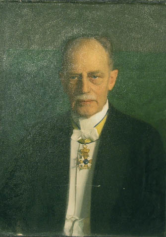 Porträtt i olja av generalpostdirektör R.E. Ossbahr.

En mässingsskylt med text: "R.E. Ossbahr, generalpostdirektör, 1907"
tillhör.