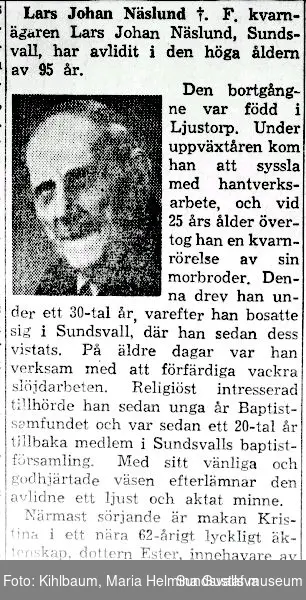Dödsannons och dödsruna på mjölnaren Lars Johan Näslund, Öppom, Ljustorp. Far till fotograf Ester Näslund. Han var en skicklig amatörfotograf. Intresset väcktes när han var sängliggande efter en olycka 1908. 
Han skulle gjuta en jordkällare och när han stod högst uppe på kullen och med en ösa skulle kasta sand ner i cementblandaren, råkade han tappa balansen och föll så illa att något gick snett i ryggraden. Han fick ta sig hem på alla fyra. Han blev sängliggande i tre år. Tiden av ofrivillig passivitet blev tungsamt lång för kraftkarlen Lars Johan.  När det kändes som värst  kom dock hans vän pastorn på besök och hade en kamera med sig. Nu dröjde det inte länge förrän Lars Johan  kunde rehabilitera sig. Han ordnade t o m mörkrum i källaren och kunde snart åka in till stan för att skaffa fotomaterial.