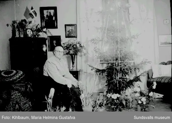 Fotograf Maria Kihlbaum vid julgranen hemma på Nygatan 41, Södermalm. Kan ha varit  på annandagen då Maria fyllde år.