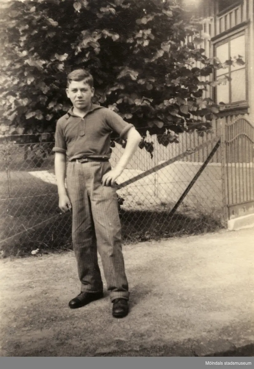 "Karantänsförläggning" på Kvarnbyskolan för överlevande från koncentrationsläger i Tyskland och Polen 1945.  
Skolan fungerade under denna sommar som beredsskapssjukhus.
 
En ung man står utomhus.