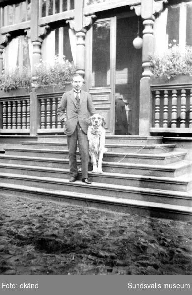 Förmodligen direktör och ingengören vid Skönviks såg, Karl Fredrik Lennart Norström med hund. Hans mor hette Alma Cecilia Bünsow, gift Norström.