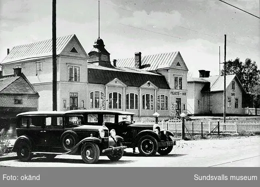 Gamla Folkets hus i Skönsberg från 1912. Byggnaden revs 1986. På bilden syns även taxibilar vid taxistationen intill.