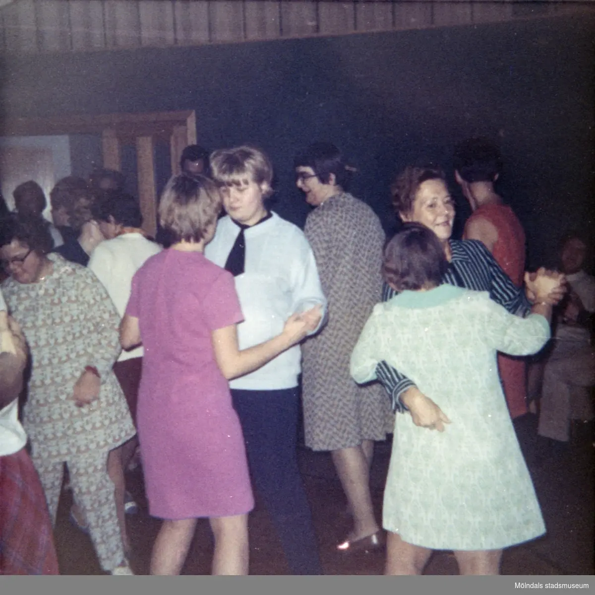Elever, vid Skolhemmet Stretered, som dansar pardans. 1970-tal.