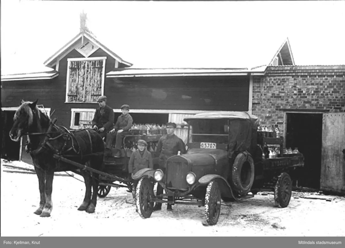 Bergmansgatan, 
1910-30-tal. Fotogenhandlare Carl R Tobiasson. Häst med vagn och lastbil som är lastade med fotogendunkar.