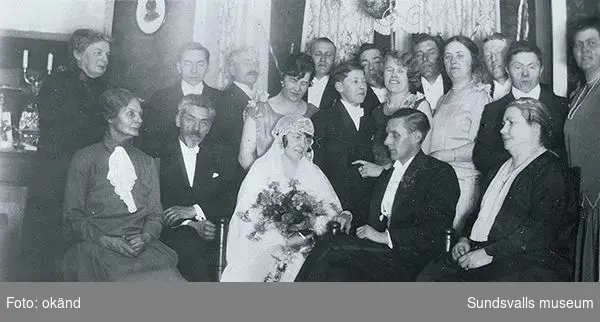 Bröllopsfest ,brudparet Iris och Helge Lindblom.Till vänster om bruden hennes far kakelugnsmakare Larsson.