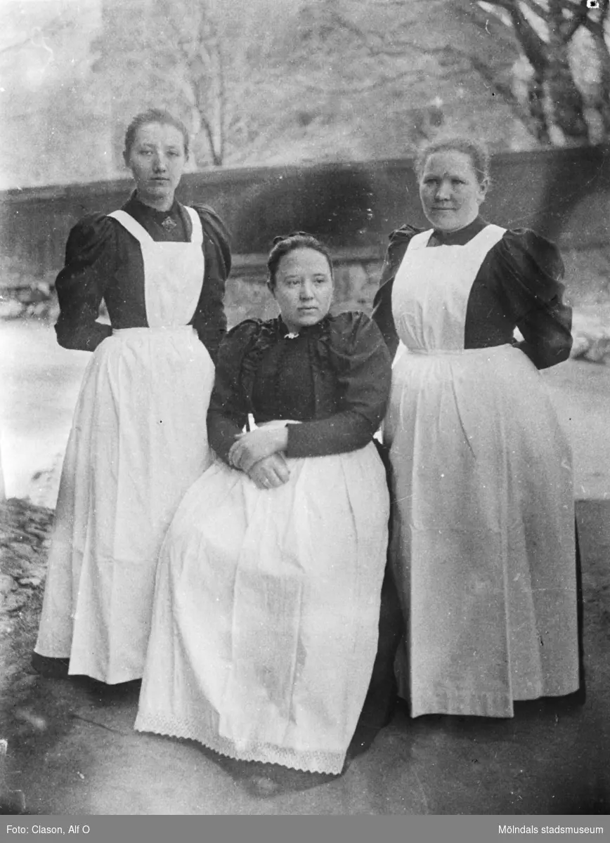 Sköterskorna Anna Ahlberg, Hanna Johansson samt kokerskan Mari Johansson utanför Mölndals sjukstuga år 1895.
