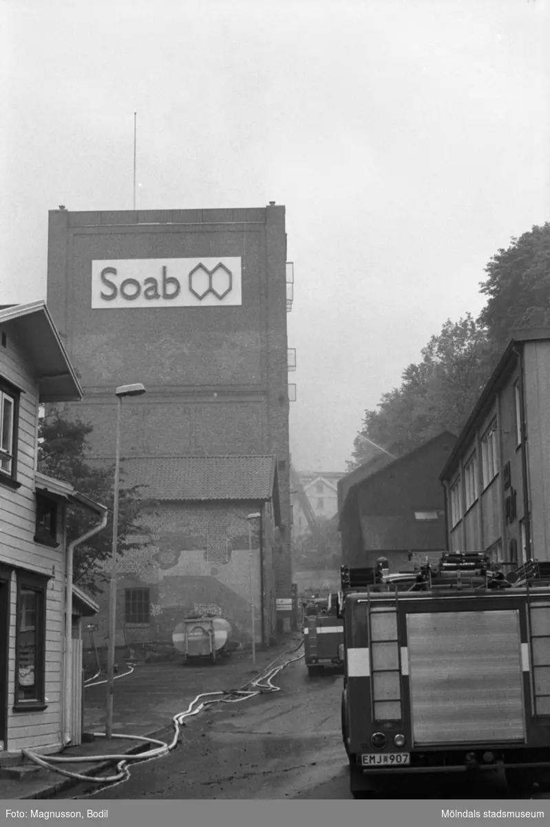 Soab-branden i Stora Götafors den 4 juni 1986. Branndbil som står på Götaforslidens nedre del.