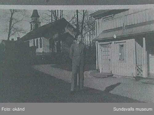 J. E. Söderlund som studerande. I bakgrunden Svartviks kyrka.