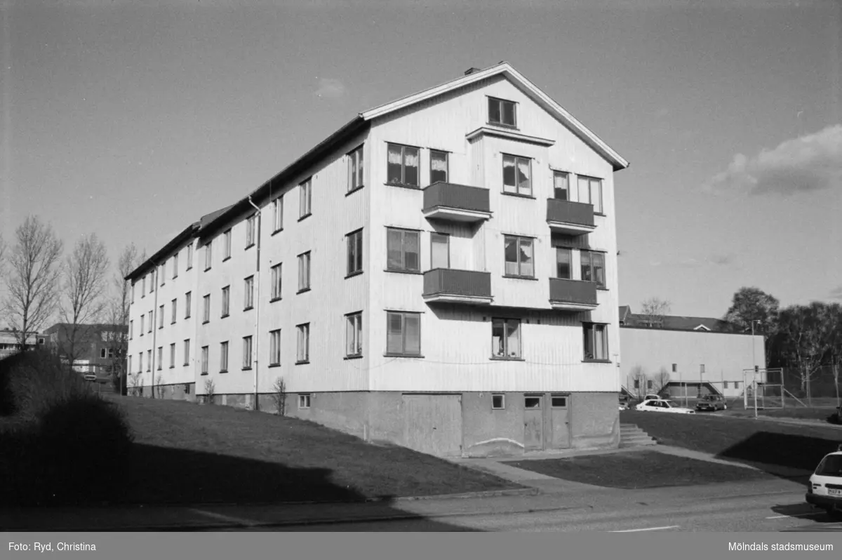 Vy från Krokslätts Parkgata, 1992. Kvarteret Illern; höger huskropp: Krokslätts Parkgata 44 A-C samt vänster huskropp: Bäckeforsgatan 25 A-C. Sörgårdsskolan skymtar i bakgrunden till vänster och idrottshallen ses till höger.